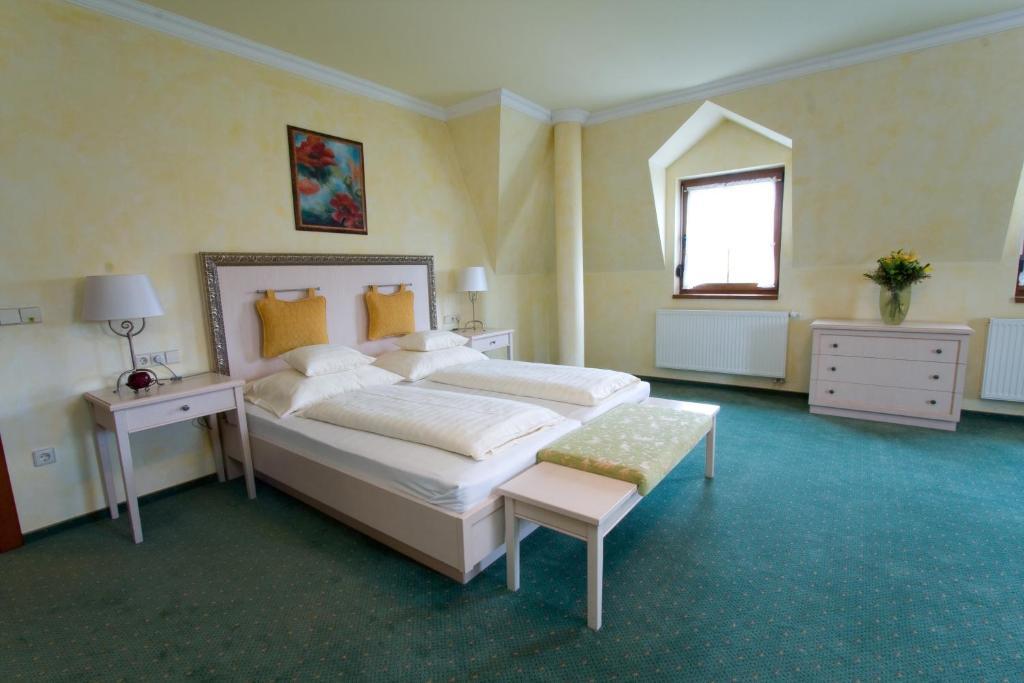 Hetkuti Wellness Hotel Es Lovaspark Mór 部屋 写真