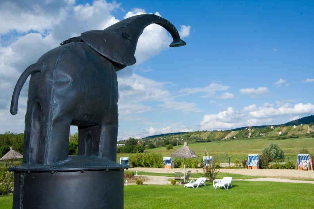 Hetkuti Wellness Hotel Es Lovaspark Mór エクステリア 写真