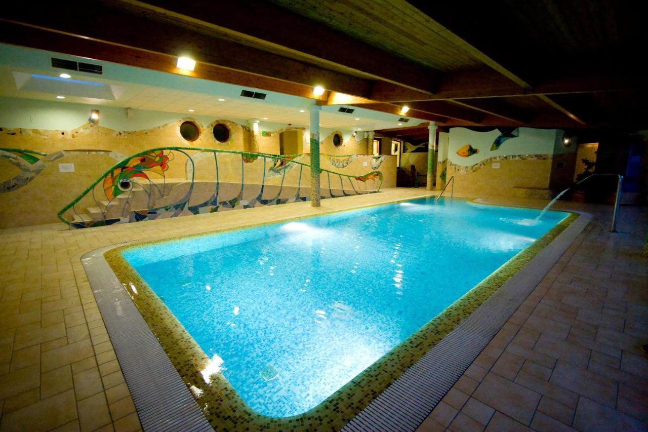Hetkuti Wellness Hotel Es Lovaspark Mór エクステリア 写真
